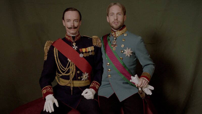 Fototermin der erwachsenen Prinzen: Raphael Nicholas als Wilhelm, Markus Freistätter als Rudolf. – Bild: ORF/​epo-film