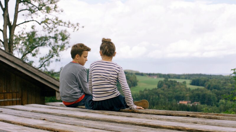 Flori (Leon/​Lino de Greiff) und Fee (Joline Letizia Schwärzler) sind niedergeschlagen, da Racko verschwunden ist. – Bild: BR/​Filmbüro Münchner Freiheit GmbH