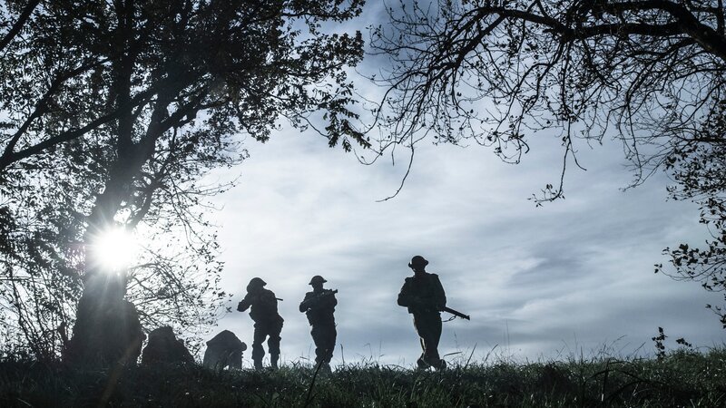 REENACTMENT – Die Cornwalls rücken in höchster Alarmbereitschaft vor. – Bild: Sean F. White /​ Holdout II Productions Inc. /​ Nat Geo