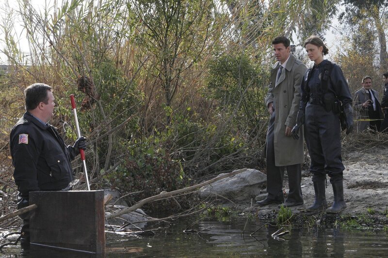 (v.l.n.r.) D.C. Polizist (Eric Stonestreet); Booth (David Boreanaz); Dr. Brennan (Emily Deschanel) – Bild: FRM6 /​ FOX BROADCASTING COMPANY