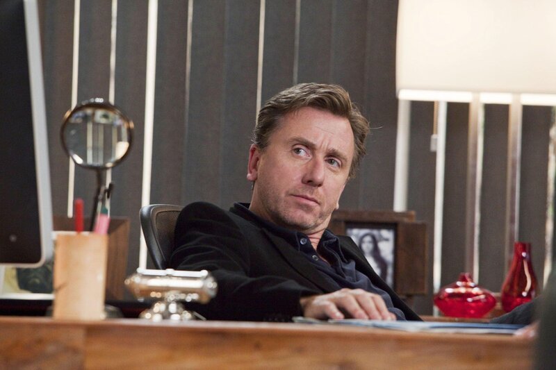 Cal (Tim Roth) ist sich sicher, dass es unter den Mitarbeitern der Staatsanwaltschaft eine undichte Stelle gibt. – Bild: RTL Crime