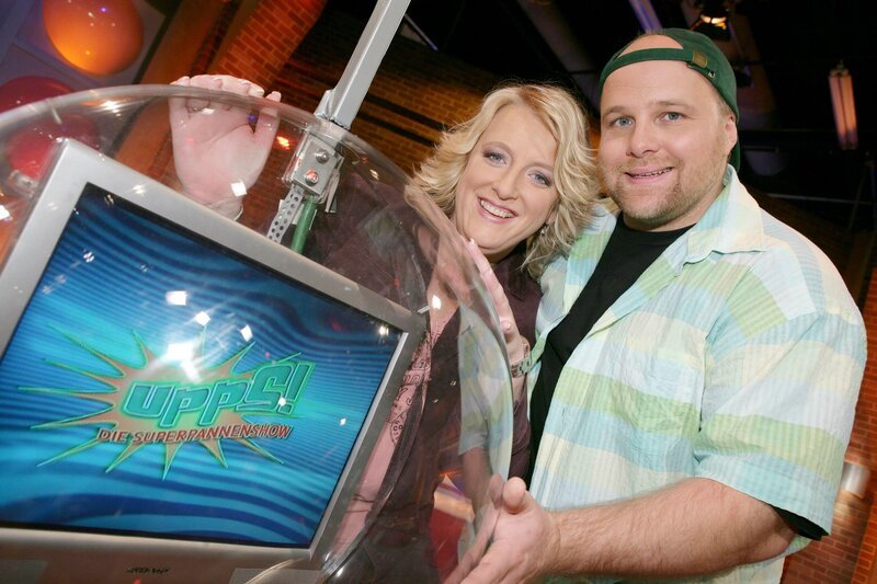 Andrea G^pel und Oliver Beerhenke pr%sentieren lustige Malheure des Alltags aus den privaten Archiven ambitionierter Amateurfilmer. – Bild: Nitro