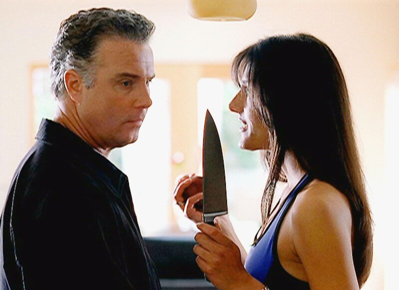 Gil Grissom (William Petersen) unterstellt Dr. Susan Hillridges (Alicia Coppola) Vampirismus. Sie hat das Blut ihrer Opfer getrunken! – Bild: RTL