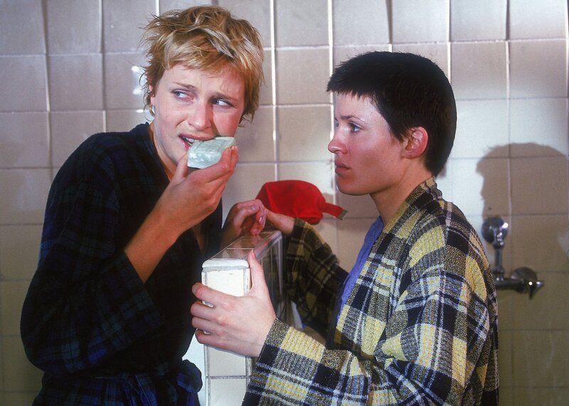 Mareike (Sanna Englund, li.) beißt in ein Stück Seife um besser eine akute Magenverstimmung simulieren zu können. Sie soll nämlich auf der Krankenstation für ihre Schwester Martina (Judith Sehrbrock) ein Abtreibungsmittel besorgen. – Bild: RTL