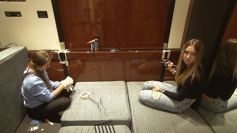 Davina (li.) und Shania langweilen sich so sehr, dass sie beschließen, das Kino auf der Indigo Star auf Vordermann zu bringen. Doch dabei wird mehr zerstört, als repariert … – Bild: RTLZWEI