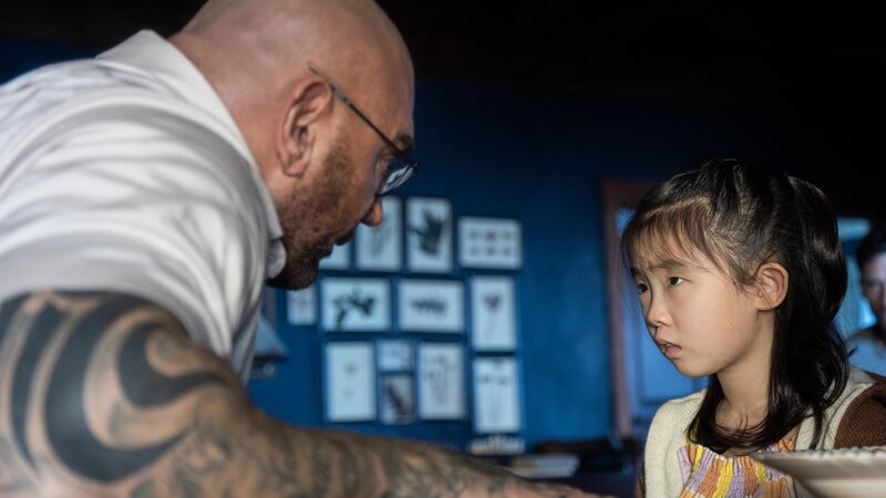 L-R: Leonard (Dave Bautista) und Wen (Kristen Cui) – Bild: Universal Studios L-R: Leonard (Dave Bautista) und Wen (Kristen Cui) – Bild: Universal Studios