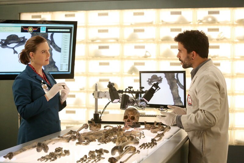 Temperance Brennan (Emily Deschanel, l.); Rodolfo Fuentes (Ignacio Serricchio, r.) – Bild: RTL /​ FOX