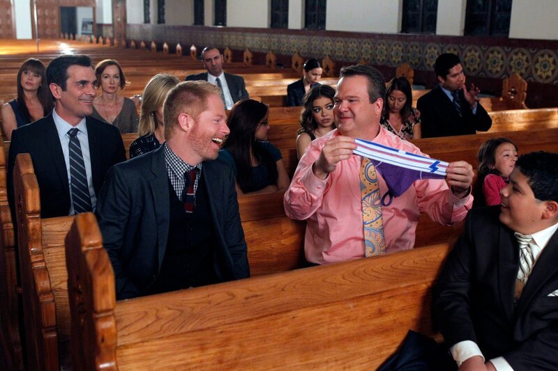 v.li.: Phil Dunphy (Ty Burrell), Mitchell Pritchett (Jesse Tyler Ferguson), Alex Dunphy (Ariel Winter), Haley Dunphy (Sarah Hyland), Cameron Tucker (Eric Stonestreet), Lily Tucker-Pritchett (Aubrey Anderson-Emmons), Manny Delgado (Rico Rodriguez) – Bild: ViacomCBS /​ Hopper Stone