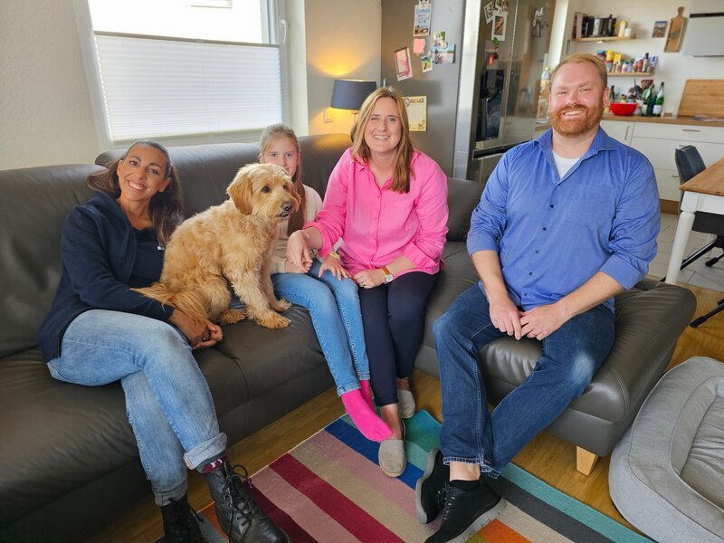 Trainerin Ellen, Golden Doodle Ben, Enya, Bianca und Björn (v.l.). – Bild: RTL /​ Mina TV /​ Folge 48