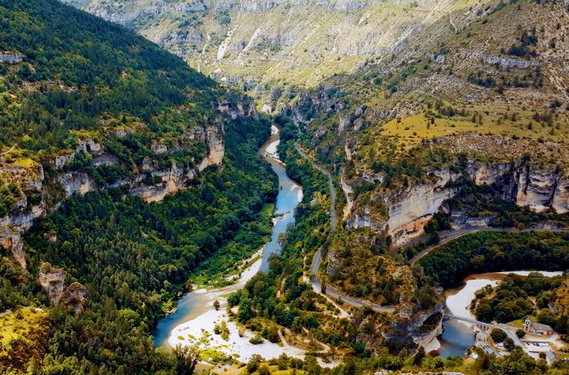 Saint-Chely-du-Tarn, Lozère – tiefe Täler und Schluchten prägen das ehemalige Jagdgebiet der Bestie. – Bild: Mineworks Film