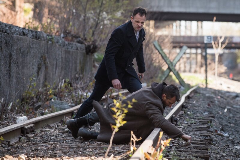 Hat Oscar Rankin (Michael Weston, r.) etwas mit dem Verschwinden von Sherlocks (Jonny Lee Miller, l.) Freund und ehemaligem Paten Alfredo zu tun? – Bild: CBS Television /​ Jeff Neumann