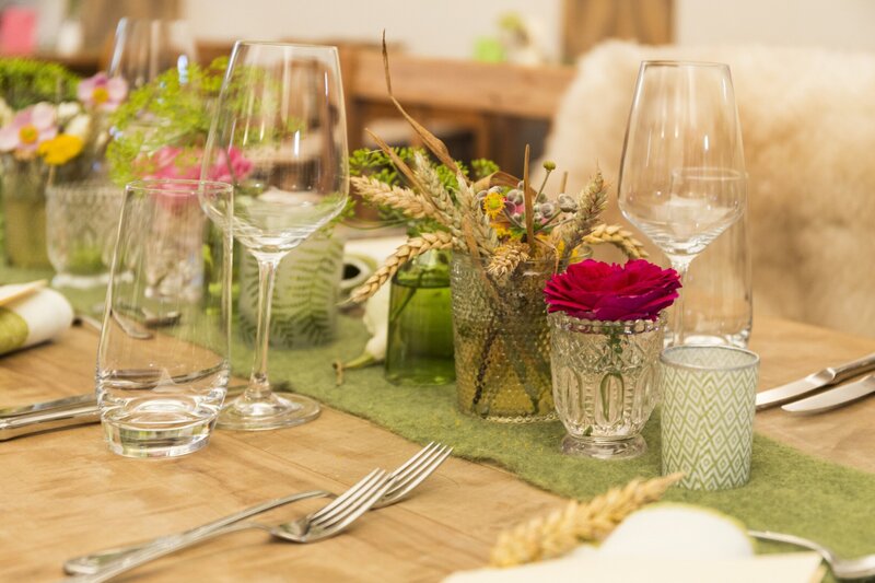 Der dekorierte Esstisch. – Bild: BR/​megaherz gmbh/​Andreas Maluche