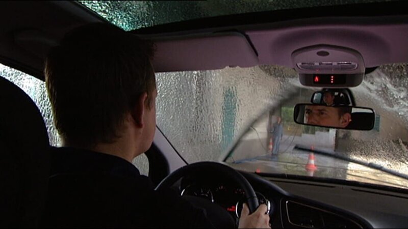 Mit dem Auto durch die Waschstraße – Bild: WDR/​Die Sendung mit dem Elefanten