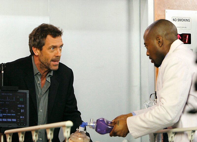 Disput am Krankenbett: Hugh Laurie als Dr. Gregory House, Omar Epps als Dr. Eric Foreman. – Bild: SUS /​ SF