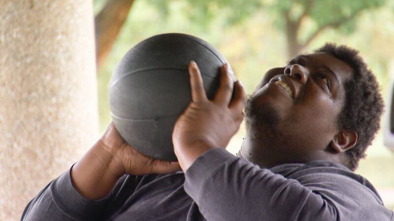 Ontreon working out with a weight ball. – Bild: Discovery Communications, LLC