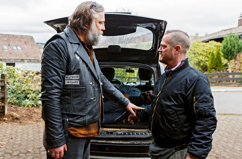 Andy Blome (Nicki von Tempelhoff) gibt Groll (Aurel Manthei, rechts) eine zweite Chance. – Bild: ARD Degeto/​Kai Schulz