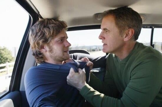 Paul (Mark Moses, r.) und Mike wollen Zack (Cody Kasch, l.) in eine Rehabilitationsklinik fahren, doch Zack weigert sich mit Händen und Füßen und gibt Paul die Schuld daran, dass er jetzt in dieser Situation ist. Paul will sich die Vorwürfe nicht gefallen lassen und droht Zack, ihn an die Polizei auszuliefern … – Bild: RTL Passion