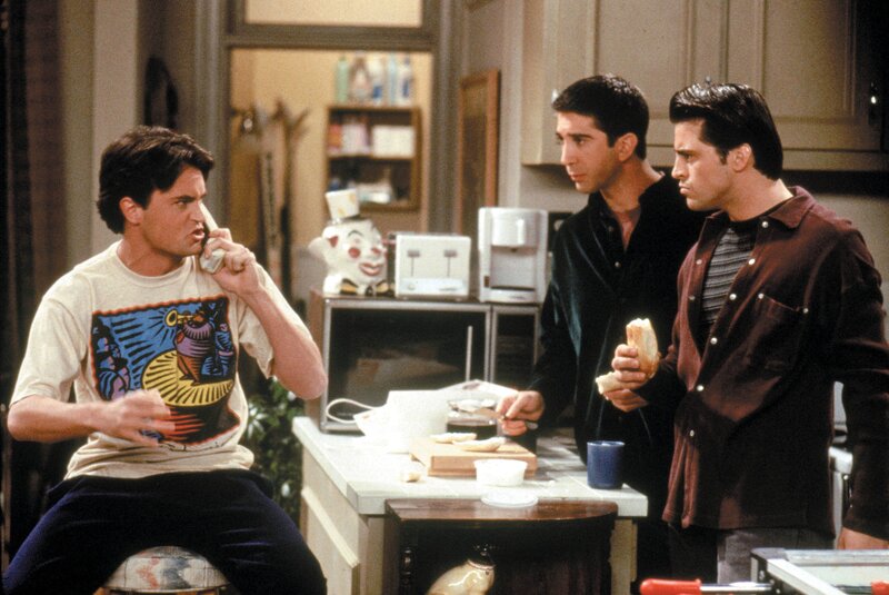 (v.l.n.r.) Chandler Bing (Matthew Perry); Ross Geller (David Schwimmer); Joey Tribbiani (Matt LeBlanc) – Bild: Warner TV Comedy