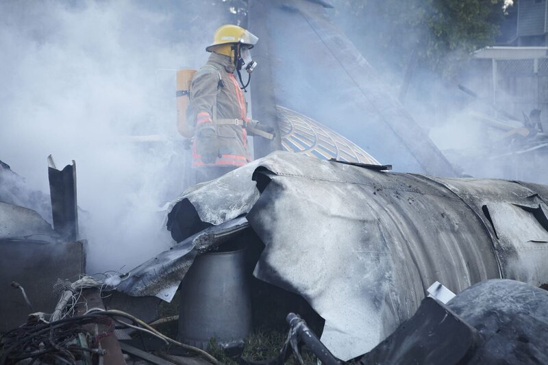 Der Continental Connection Flug 3407 visiert die Landung in Newark, New Jersey an, doch es gibt Probleme und das Flugzeug kracht in ein Familienhaus … – Bild: KA1D /​ Cineflix