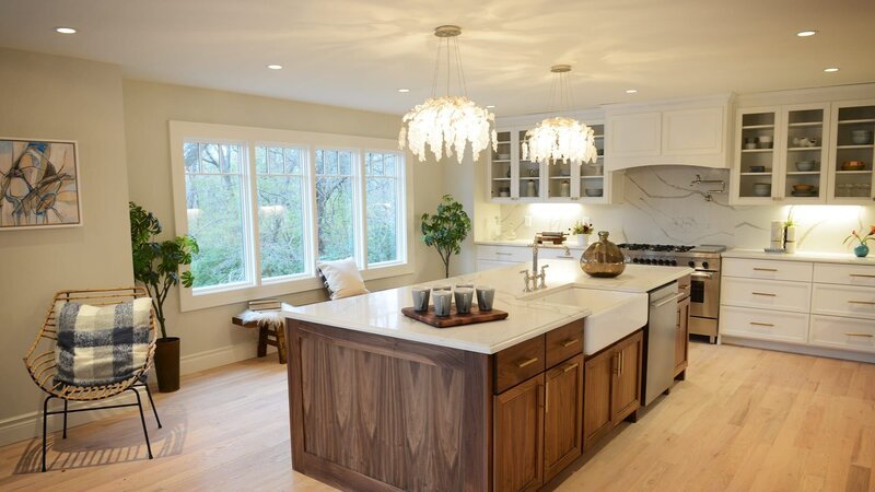 Tamara renoviert eine einstöckige Ranch mit großem Garten und See und stellt sich ihrer bislang größten Herausforderung: Den ehemaligen Master Bedroom in eine atemberaubende, offene Küche zu verwandeln. Bei den Abrissarbeiten stoßen Tamara und ihr Vater jedoch auf Probleme. Kann Tamara ihren Plan der neuen Küche mit spektakulärem Ausblick dennoch realisieren? – Bild: HGTV