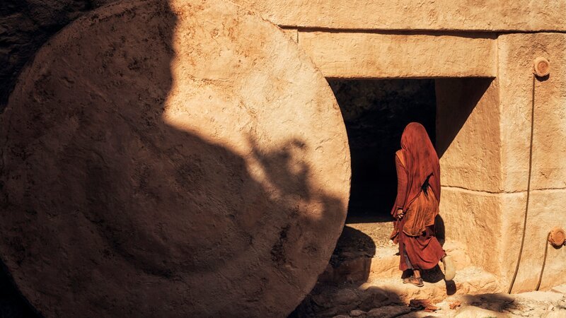 EPG-Bild; Maria Magdalena (Chipo Chung) am Grab. – Bild: UAMG LLC