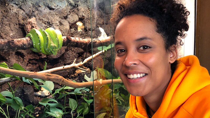 Pia vor dem Terrarium von „Mephisto“, einem vier Jahre alten Grünen Baumpython. Weiteres Bildmaterial finden Sie unter www.br-foto.de. – Bild: BR/​Text und Bild Medienproduktion GmbH & Co. KG/​David Enge