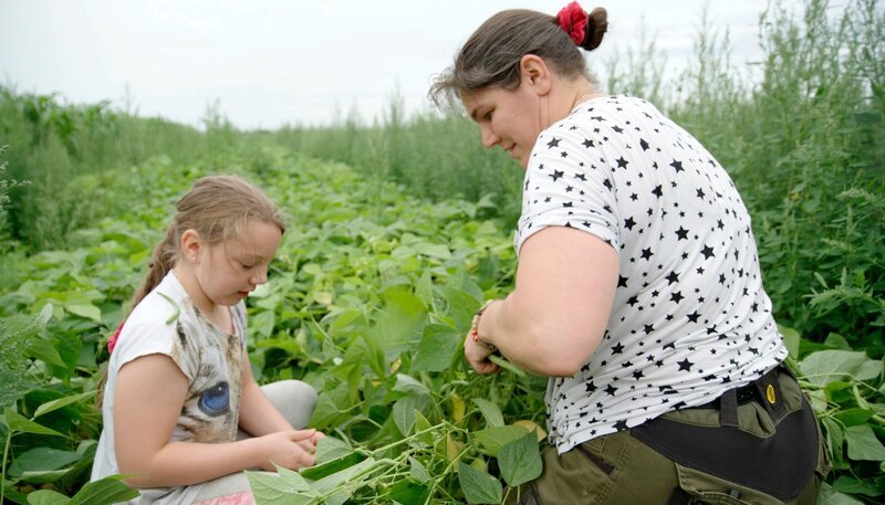 Lisa (8) hilft ihrer Mutter Cindy (43, r.) bei der Ernte – Bild: WDR/​sagamedia