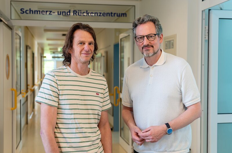 Dr. Eckart von Hirschhausen (r) mit Schmerzspezialist Dr. Kay Niemier (l). Dr. Kay Niemier sieht täglich Patientinnen und Patienten, die Schmerzmittel in zu hohen Dosen oder ungesunden Kombinationen nehmen. – Bild: WDR/​Guido Rottmann