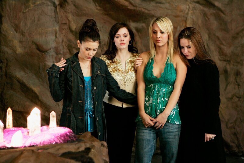 L-R: Phoebe (Ayssa Milano), Paige (Rose McGowan), Billie (Kaley Cuoco) und Piper (Holly Marie Combs) – Bild: FOXLife