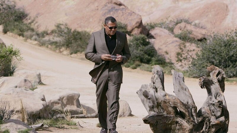 Nach den Obduktionsergebnissen ist Dr. Raymond Langston (Laurence Fishburne) sicher, dass der Tote in der Wüste durch Fremdeinwirkung zu Tode kam. – Bild: MG RTL D /​ CBS