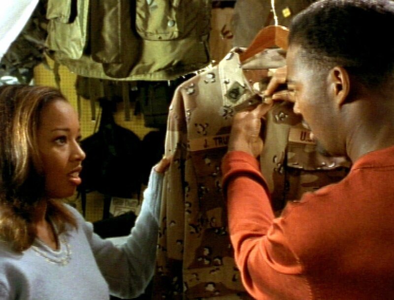 Dannys (Ross Leon?) Vater ist im Golfkrieg gefallen. Durch eine seltsame Erscheinung wird er und seine Freundin Kim (Venus de Milo Thomas?) in einen Military-Shop gelockt. Dort findet er die Jacke seines Vaters und noch mehr … – Bild: c/​RTL II