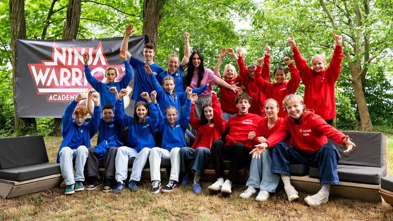 Drehstart für Kids-Reality mit Moderatorin Jessica Schöne (ob. Mi.) und prominenten Athlet:innen aus Ninja Warrior Germany (Melanie Schmidt, Ada Theilken, Lukas Homann, Moritz Hans). – Bild: RTL/​Annette Etges