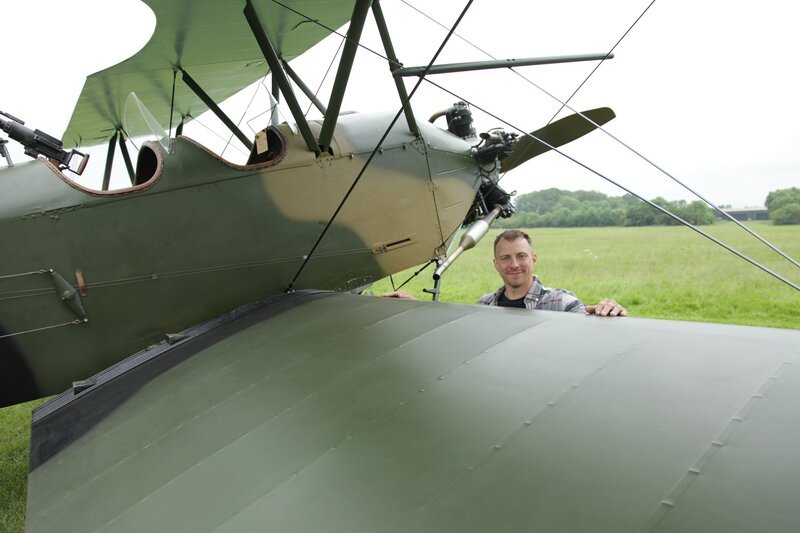 Der ehemalige Royal Marine und Pilot Arthur Williams lächelt vor einem Polikarpov PO-2 Flugzeug in Biggleswade, Bedfordshire, Vereinigtes Königreich. – Bild: National Geographic