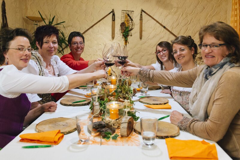 Von links, vorne: Maria Bogner, Silvia Deinhard und Michaela Gerstner-Scheller.  Von rechts, vorne: Anne Leichtenstern, Manuela Thalhammer und Marie-Luise Hornstein. – Bild: BR/​megaherz gmbh/​Andreas Maluche
