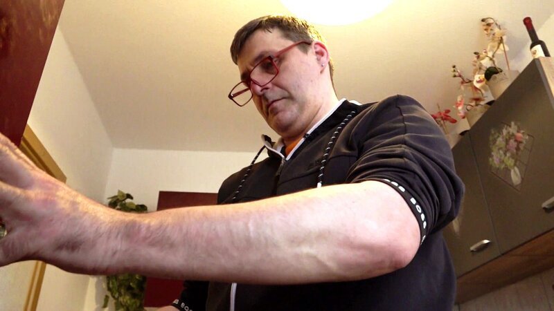 Carsten versucht Brigittes Küchen-Chaos zu bändigen.; Carsten versucht Brigittes Küchen-Chaos zu bändigen. – Bild: RTLZWEI