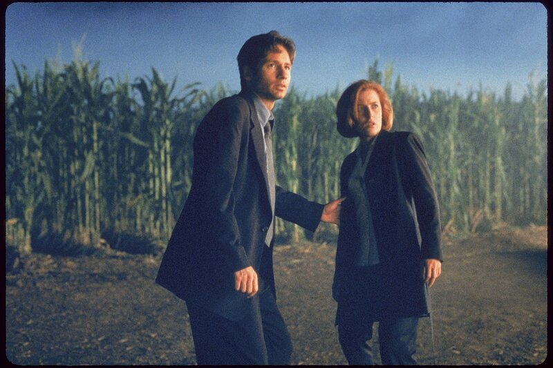 L-R: Agent Fox Mulder (David Duchovny), Agent Dana Scully (Gillian Anderson) – Bild: SYFY