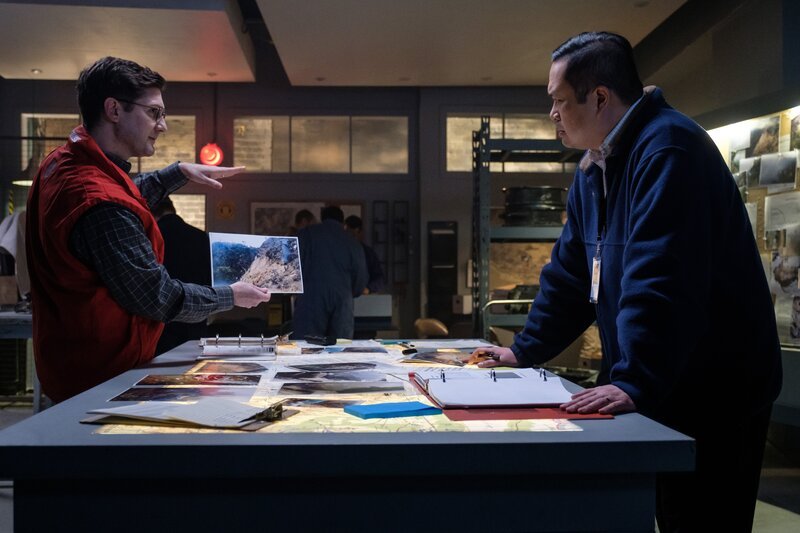 A Nepalese investigator (played by Leon Aureus) and Andrew Robinson (played by Philip Graeme) map out the trajectory of Pakistan International Airlines Flight 268’s stepped descent over the Himalayan mountains that led to the tragic accident. – Bild: The National Geographic Channel