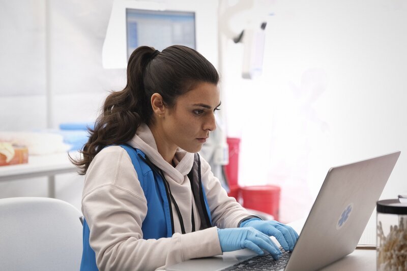 Alexa Rivera (Sara Garcia) – Bild: Warner Bros. Entertainment Inc.