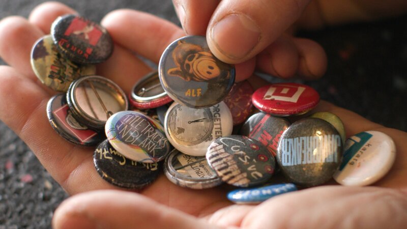 Früher an jedem Revers, heute fast weg: Buttons – Bild: Martin Langner /​ ZDF
