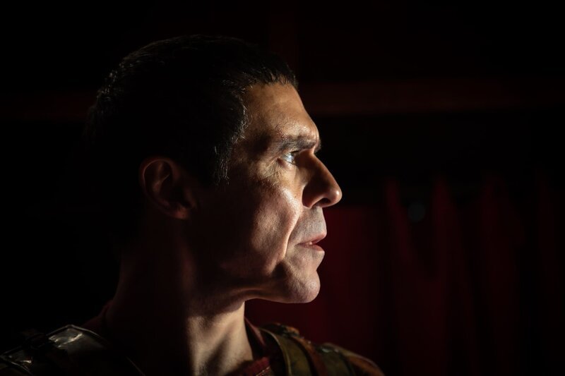 Der römische Senat will Cäsar in die Schranken weisen. Doch Cäsar kennt seine Stärke. – Bild: ZDF