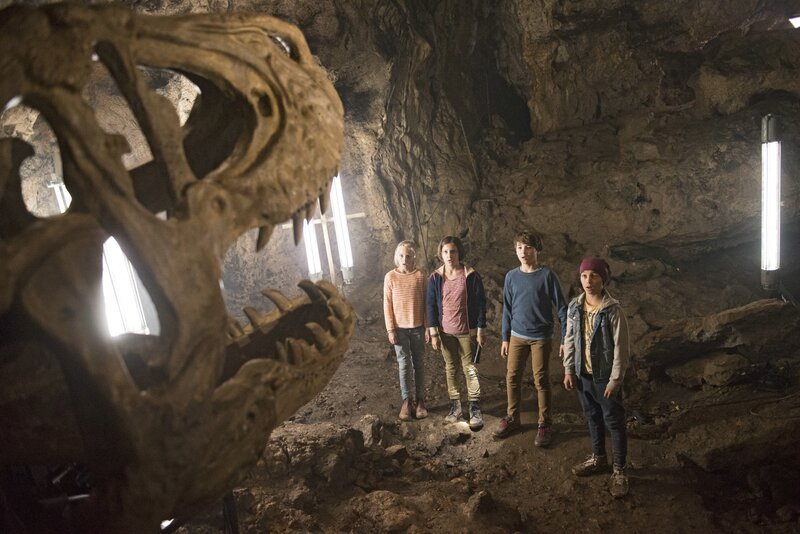 Anne (Amelie Lammers), George (Allegra Tinnefeld), Julian (Marinus Hohmann) und Dick (Ron Antony Renzenbrink) haben das riesige Dinosaurierskelett in einer Höhle gefunden. – Bild: ORF/​Constantin Film/​SamFilm/​Marc Reimann