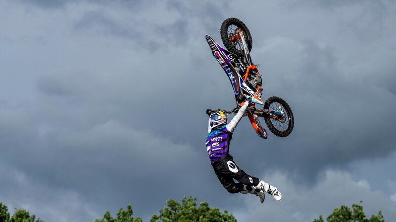 Freestyle Motocross-Athlet Luc Ackermann aus Thüringen beim Training. – Bild: ZDF und BR, Jörg Mitter