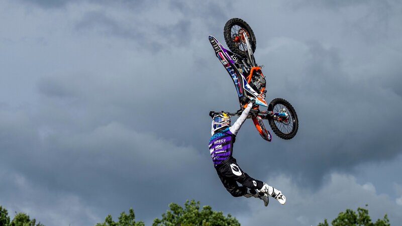 Freestyle Motocross-Athlet Luc Ackermann aus Thüringen beim Training. – Bild: ZDF und BR, Jörg Mitter