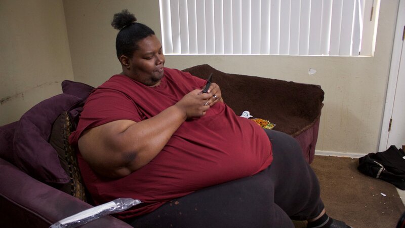 Julian on couch at home. – Bild: Discovery Communications, LLC