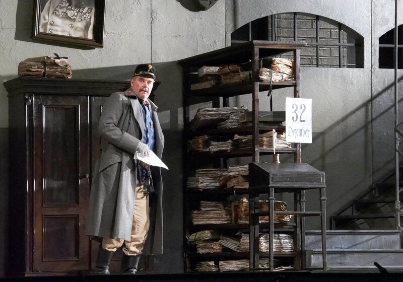 Frosch (Peter Simonischek) – Bild: ORF/Wiener Staatsoper/Michael Pöhn Frosch (Peter Simonischek) – Bild: ORF/Wiener Staatsoper/Michael Pöhn