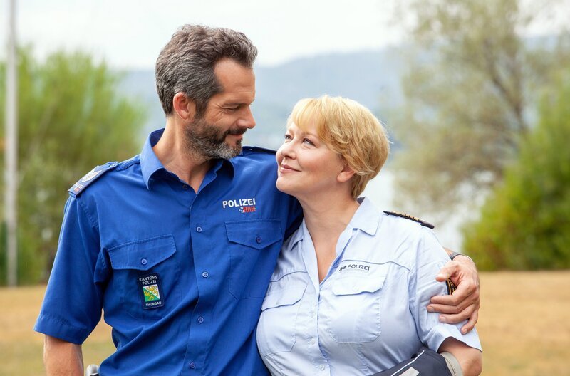 Hauptmann Adrian Aubry (Martin Rapold, links) gerät in den Verdacht, mit der Mafia zusammenzuarbeiten. Doch noch vertraut ihm Nele Fehrenbach (Floriane Daniel). – Bild: ARD/​Daniel Schmid