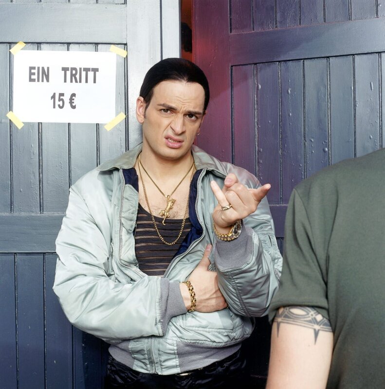 Türsteher Harkan (Kaya Yanar) bei der Arbeit. – Bild: Sat.1 Türsteher Harkan (Kaya Yanar) bei der Arbeit. – Bild: Sat.1