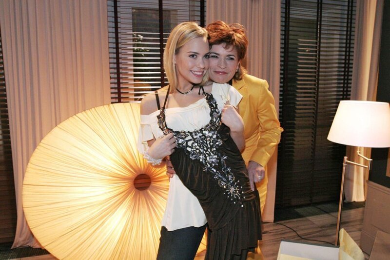 Kim (Lara-Isabelle Rentinck, l.) genießt ihre Ungebundenheit bei Sophie (Gabrielle Scharnitzky, r.) in vollen Zügen. – Bild: Sat.1 emotions