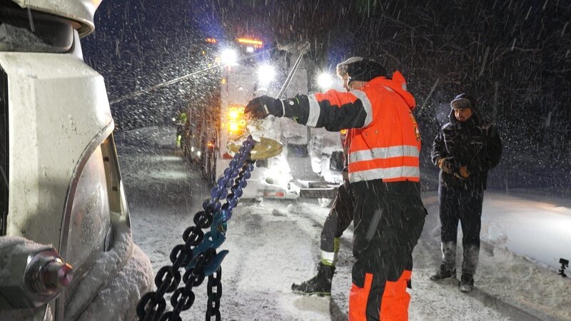 Raido und Steffen haben Ketten am Lkw befestigt, um das Fahrerhaus aus dem Graben zu ziehen. (National Geographic) – Bild: National Geographic