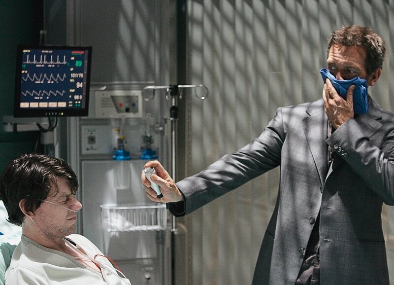 Dr. House stellt eines seiner ungewöhnlichen Experimente mit einem Patienten an: Patrick Fugit als Jack Walters, Hugh Laurie als Dr. Gregory House – Bild: SUS /​ SF